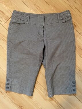 Suzy Shier Women’s Sz 9/10 Black and White Pinstripe Capri Pants